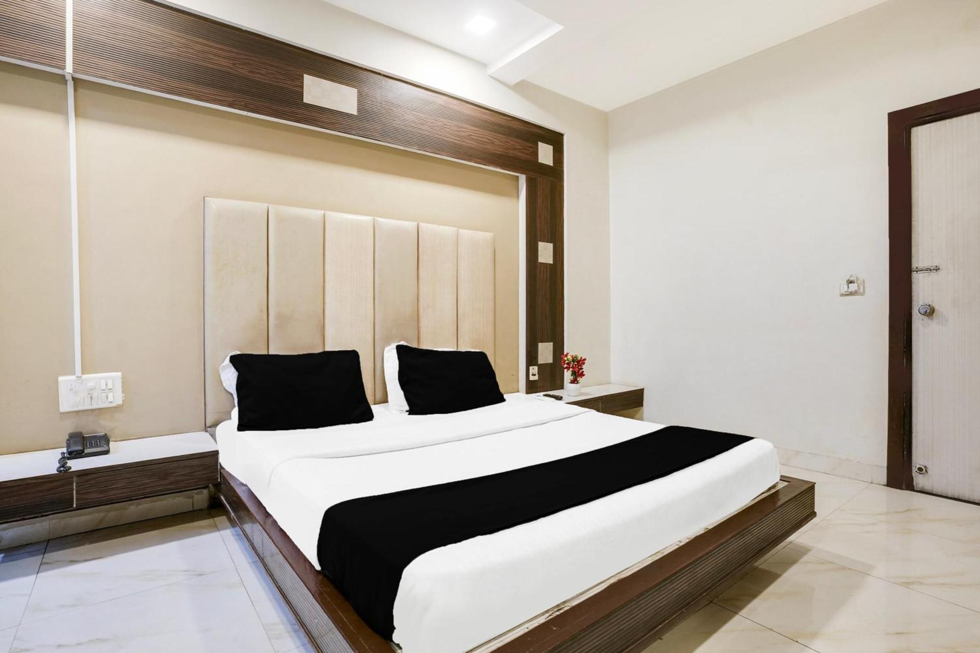Hotel O Vanya Palace Ahmedabad Extérieur photo